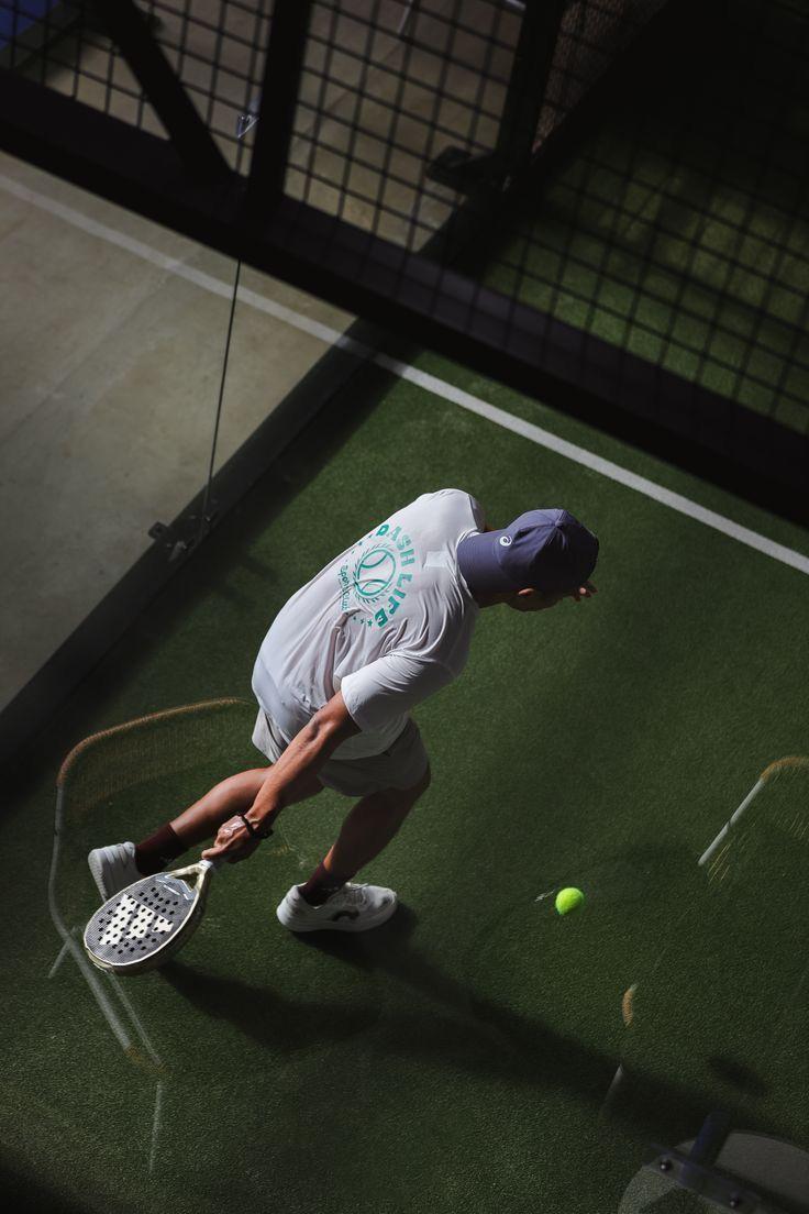 Joueur de padel vu de dessus, en pleine frappe