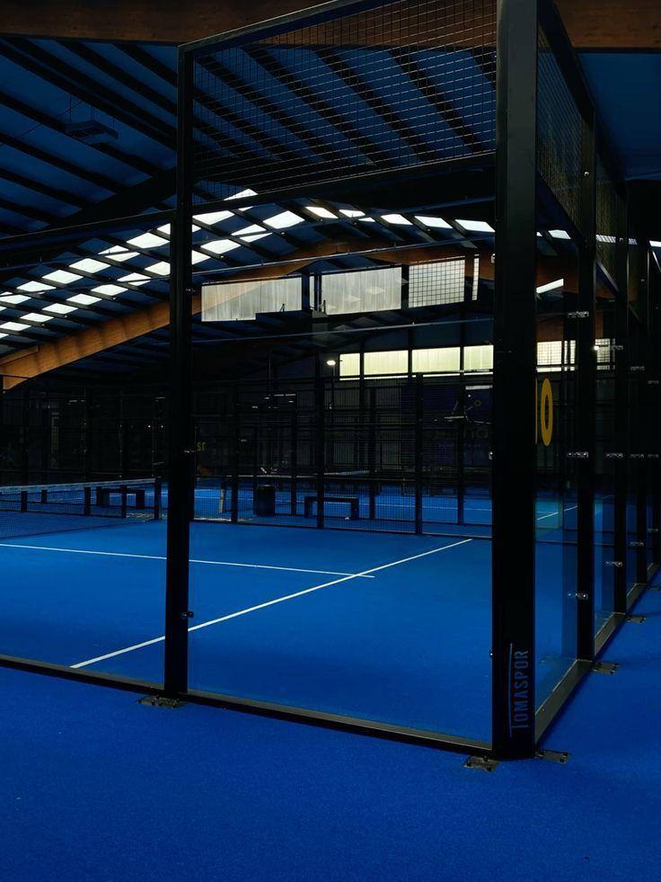 Piste de padel couverte du C5 Stadium, vitres et filet