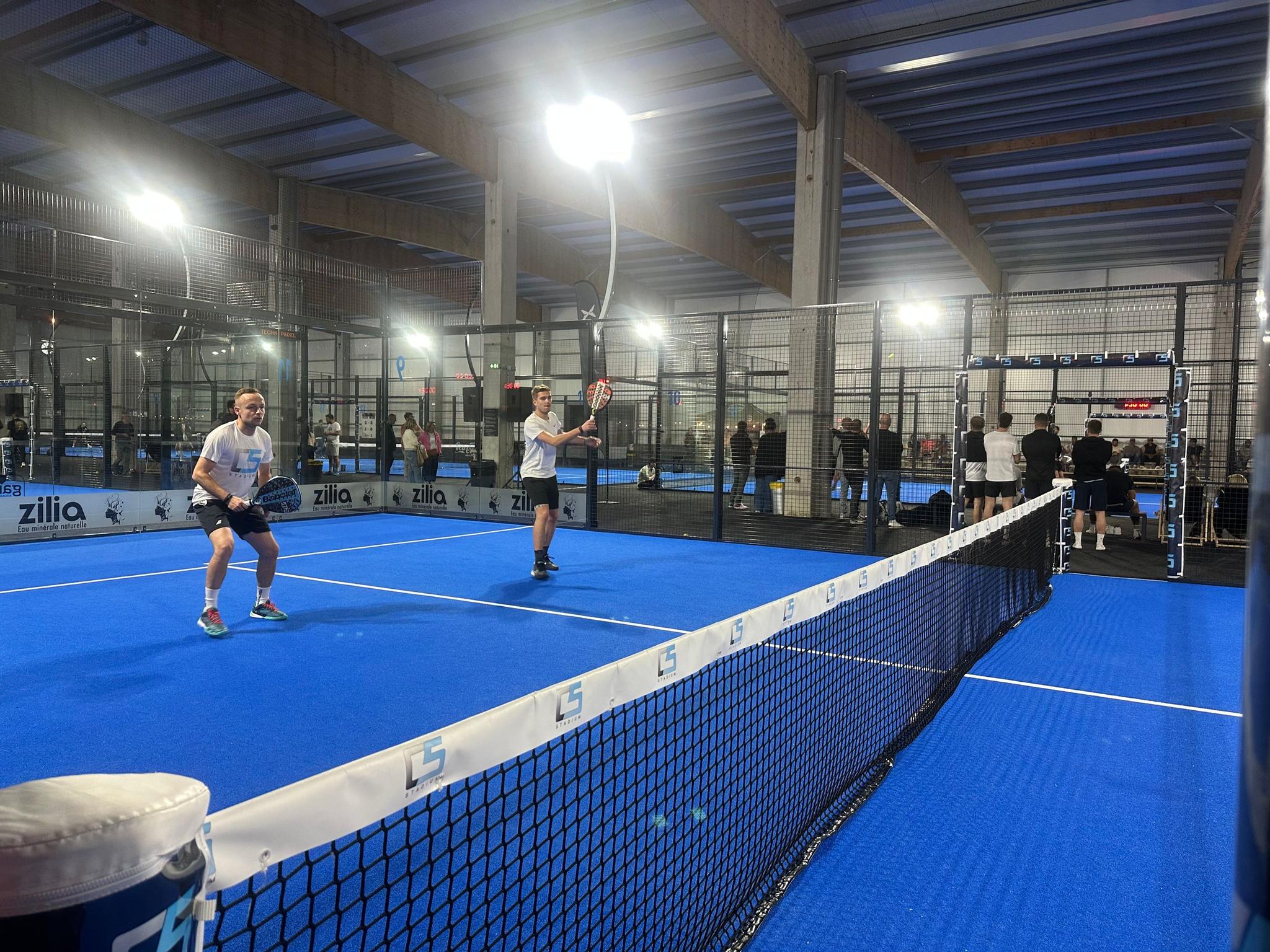 Salle du C5 Stadium : pistes de padel bleues sous les projecteurs