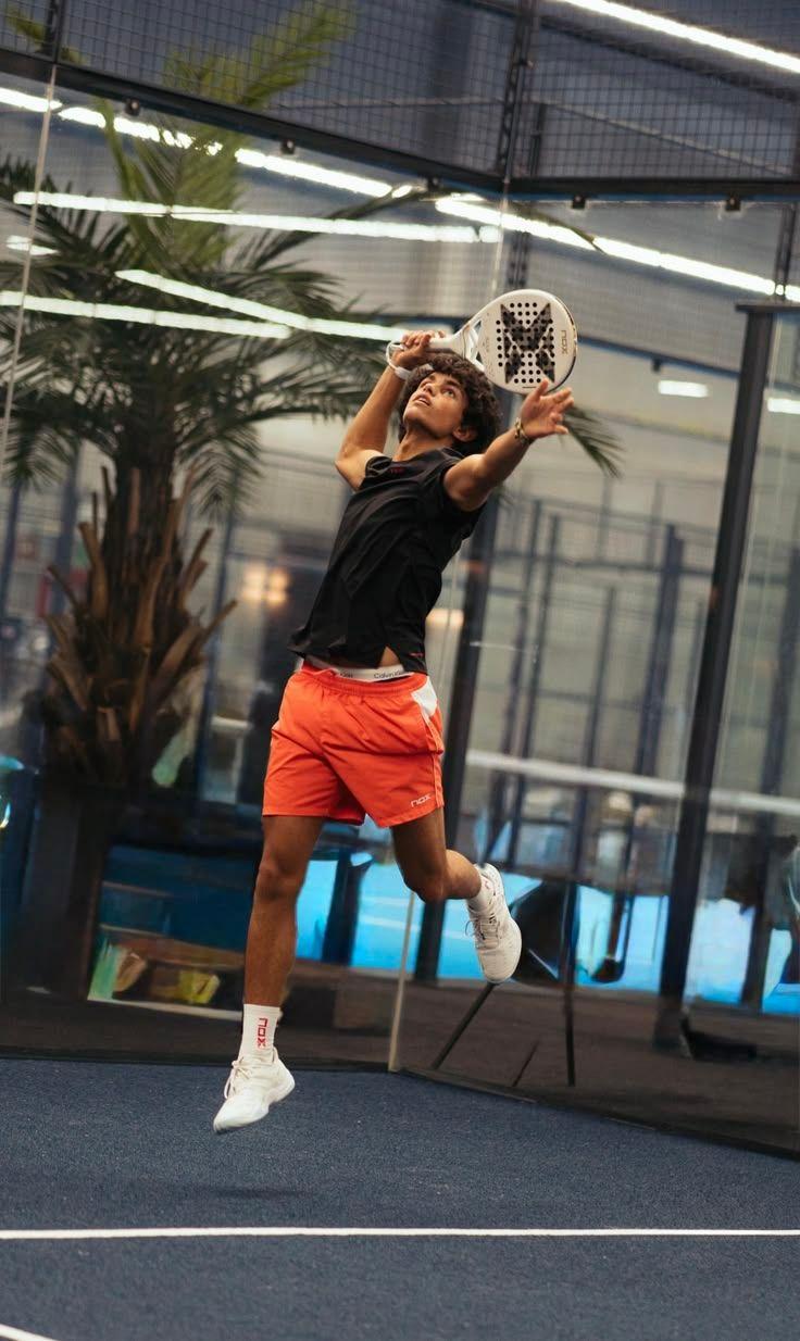 Joueur de padel allant chercher une balle hors de la piste