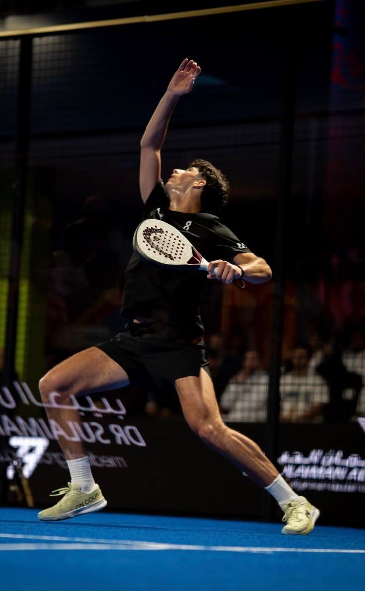 Joueur de padel en plein smash pendant un tournoi