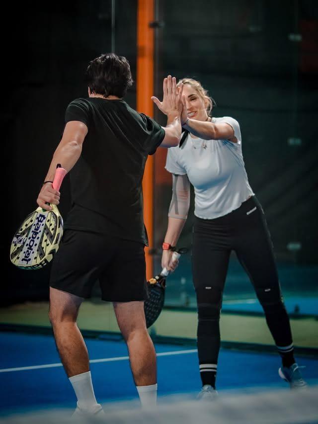 Deux joueurs de padel se tapant dans la main