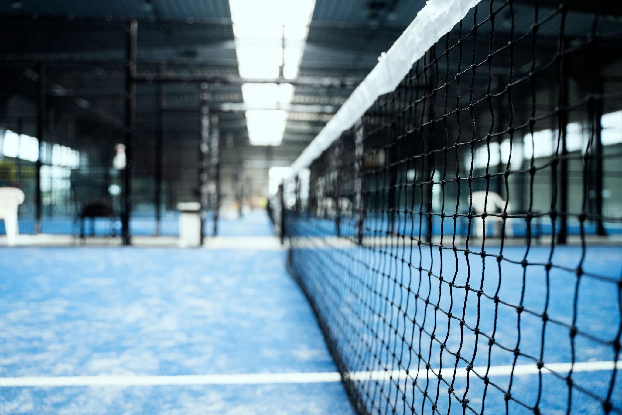 Piste de padel vide, filet au premier plan